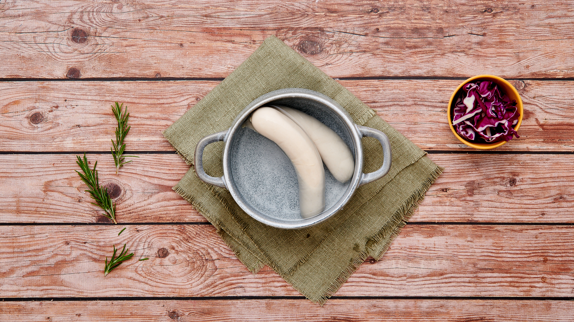 Brat con cavolo cappuccio marinato alle spezie